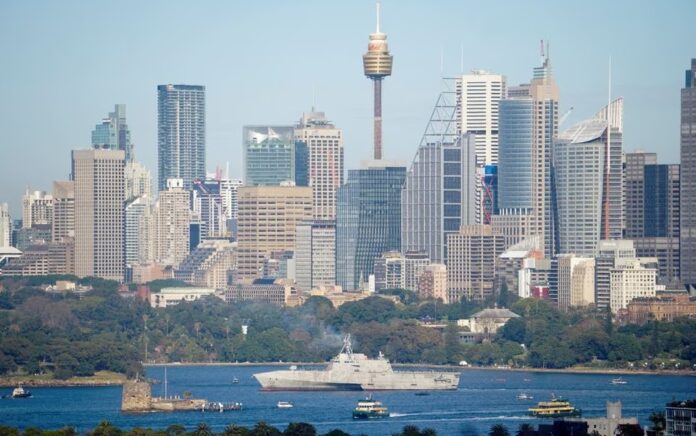 Kapal perang pesisir varian kemerdekaan USS Canberra (LCS 30) tiba di Sydney, menjelang upacara komisioningnya pada 22 Juli, Sydney, Australia, 18 Juli 2023. REUTERS/Stephen Coates./File Foto