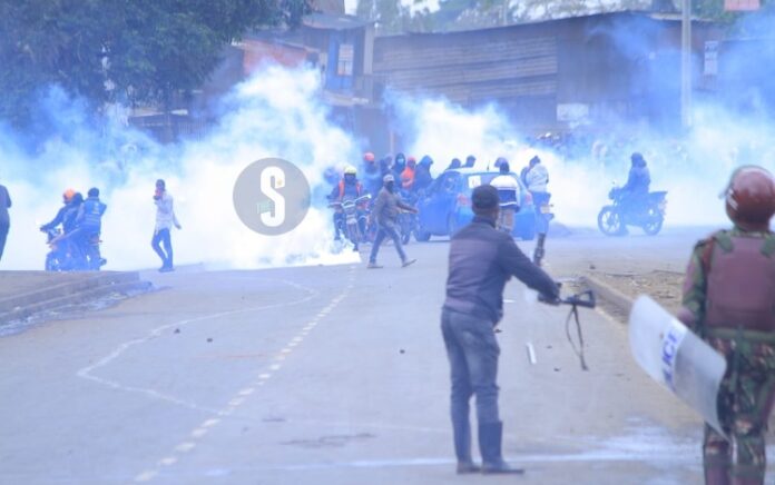 Polisi menembaki suporter Azimio di sepanjang Jalan Jogoo pada 7 Juli 2023. Foto: The Star/EZEKIEL AMING'A.