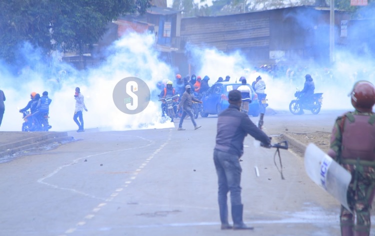 Polisi menembaki suporter Azimio di sepanjang Jalan Jogoo pada 7 Juli 2023. Foto: The Star/EZEKIEL AMING'A.