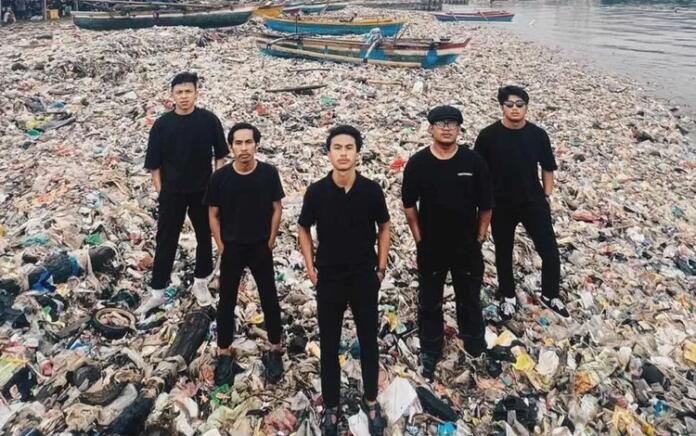 Pandawara Group Bersama Ribuan Warga Bersihkan 300 Ton Sampah di Pantai Sukaraja Lampung