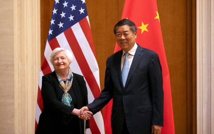 Menteri Keuangan AS Janet Yellen, kiri, berjabat tangan dengan Wakil Perdana Menteri China He Lifeng selama pertemuan di Diaoyutai State Guesthouse di Beijing, China, Sabtu, 8 Juli 2023. Foto: Reuters/Mark Schiefelbein/Pool.