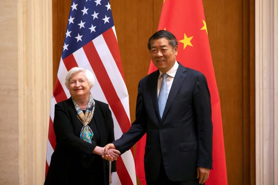 Menteri Keuangan AS Janet Yellen, kiri, berjabat tangan dengan Wakil Perdana Menteri China He Lifeng selama pertemuan di Diaoyutai State Guesthouse di Beijing, China, Sabtu, 8 Juli 2023. Foto: Reuters/Mark Schiefelbein/Pool.