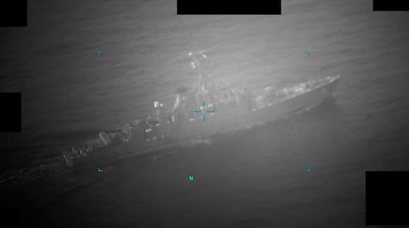 Cuplikan layar video yang diambil dari M/T Richmond Voyager didekati oleh kapal angkatan laut Iran selama upaya untuk merebut kapal tanker komersial secara tidak sah di Teluk Oman, 5 Juli 2023. Foto: Urusan Publik Komando Pusat Angkatan Laut AS