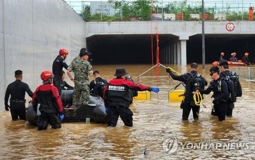 Operasi pencarian sedang dilakukan pada 16 Juli 2023, setelah underpass di pusat kota Osong, Provinsi Chungcheong Utara, tergenang air, menjebak 15 kendaraan pada hari sebelumnya. Foto: Yonhap.