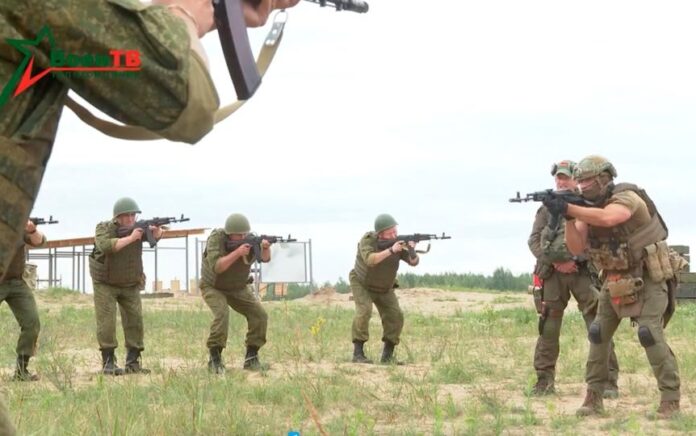 Seorang pejuang dari kelompok tentara bayaran Wagner Rusia melakukan pelatihan untuk tentara Belarusia di jarak dekat kota Osipovichi, Belarus 14 Juli 2023 dalam gambar diam yang diambil dari video selebaran ini. Foto: Voen Tv/Kementerian Pertahanan Belarusia/HO/Reuters.