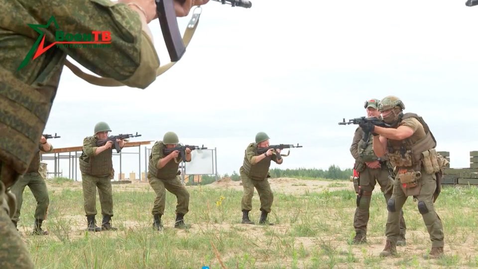 Seorang pejuang dari kelompok tentara bayaran Wagner Rusia melakukan pelatihan untuk tentara Belarusia di jarak dekat kota Osipovichi, Belarus 14 Juli 2023 dalam gambar diam yang diambil dari video selebaran ini. Foto: Voen Tv/Kementerian Pertahanan Belarusia/HO/Reuters.