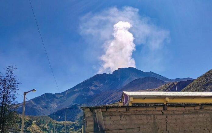 Peru Mengumumkan Status Darurat Saat Gunung Berapi Ubinas Bergemuruh