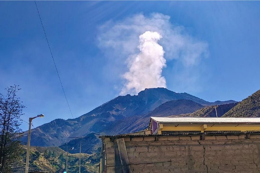 Peru Mengumumkan Status Darurat Saat Gunung Berapi Ubinas Bergemuruh