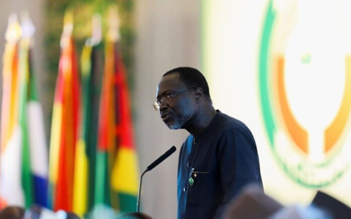 Presiden Komisi ECOWAS Omar Alieu Touray berpidato di hadapan Komisi selama Sesi Biasa Ke-62 Otoritas Kepala Negara dan Pemerintahan ECOWAS, di Abuja, Nigeria, 4 Desember 2022. Foto: Reuters.