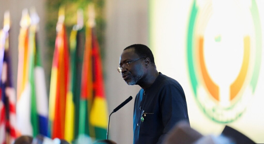 Presiden Komisi ECOWAS Omar Alieu Touray berpidato di hadapan Komisi selama Sesi Biasa Ke-62 Otoritas Kepala Negara dan Pemerintahan ECOWAS, di Abuja, Nigeria, 4 Desember 2022. Foto: Reuters.