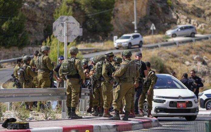 Insiden Penembakan Mobil pria bersenjata Palestina menembaki mobil warga Israel. Foto: AP.