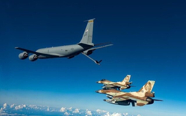 Pesawat pengisian bahan bakar udara KC-135 Amerika mengisi bahan bakar jet tempur F-16i IAF selama latihan di Israel, 30 November 2022. Foto: Pasukan Pertahanan Israel.