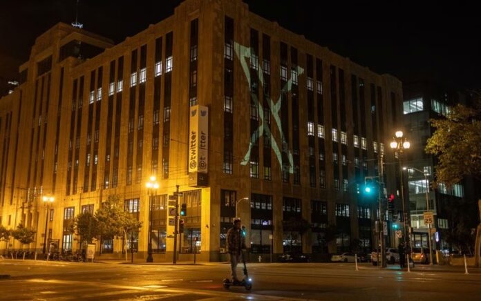 Logo baru Twitter terlihat diproyeksikan di gedung kantor pusat perusahaan di pusat kota San Francisco, California, AS, 23 Juli 2023. Foto: Reuters/Carlos Barria.