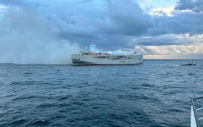 Asap mengepul saat kebakaran terjadi di kapal kargo Fremantle Highway, di laut pada 26 Juli 2023. Foto: Penjaga Pantai Belanda/HO/Reuters.