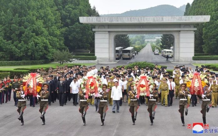 Sebuah upacara diadakan untuk memperingati 70 tahun gencatan senjata Perang Korea, di Pemakaman Martir Patriotik Sinmi-ri, di Pyongyang, Korea Utara, 26 Juli 2023 dalam gambar yang dirilis oleh Kantor Berita Pusat Korea Utara. Foto: KCNA.
