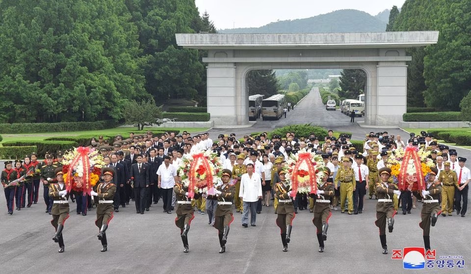 Sebuah upacara diadakan untuk memperingati 70 tahun gencatan senjata Perang Korea, di Pemakaman Martir Patriotik Sinmi-ri, di Pyongyang, Korea Utara, 26 Juli 2023 dalam gambar yang dirilis oleh Kantor Berita Pusat Korea Utara. Foto: KCNA.
