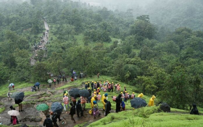Personil National Disaster Response Force (NDRF) dan relawan lainnya mendaki gunung untuk mencapai lokasi tanah longsor di sebuah desa di Raigad, di negara bagian barat Maharashtra, India 20 Juli 2023. Foto: Reuters/Francis Mascarenhas.