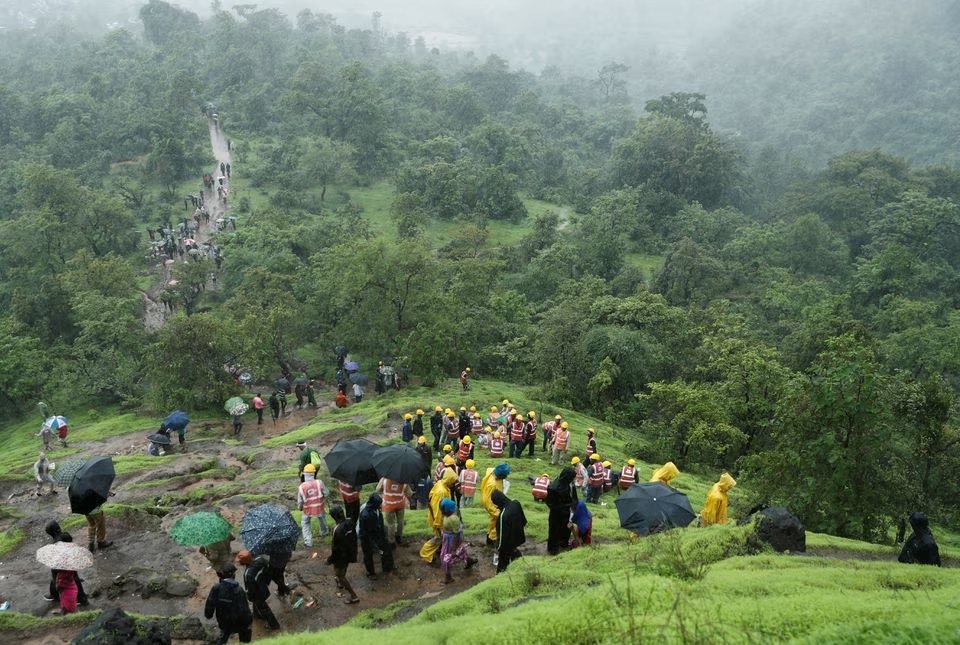 Personil National Disaster Response Force (NDRF) dan relawan lainnya mendaki gunung untuk mencapai lokasi tanah longsor di sebuah desa di Raigad, di negara bagian barat Maharashtra, India 20 Juli 2023. Foto: Reuters/Francis Mascarenhas.