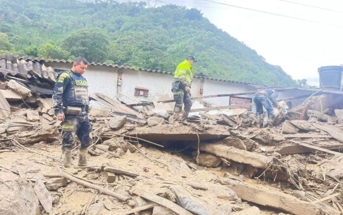 Petugas Polisi Nasional Kolombia memeriksa area yang rusak akibat tanah longsor, yang menyebabkan beberapa korban dan lainnya luka-luka, di Quetame, Kolombia, dalam foto yang dibagikan pada 18 Juli 2023. Foto: Courtesy Police Nacional de Colombia/HO/Reuters.