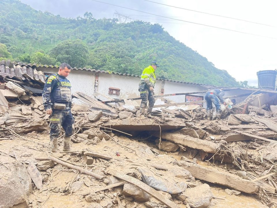 Petugas Polisi Nasional Kolombia memeriksa area yang rusak akibat tanah longsor, yang menyebabkan beberapa korban dan lainnya luka-luka, di Quetame, Kolombia, dalam foto yang dibagikan pada 18 Juli 2023. Foto: Courtesy Police Nacional de Colombia/HO/Reuters.