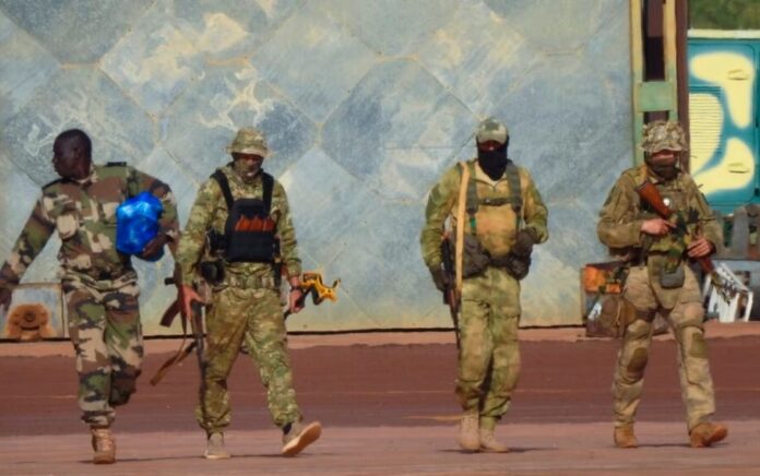 Foto tak bertanggal dari militer Prancis ini menunjukkan tiga tentara bayaran Rusia, tepat, di Mali. Foto: Tentara Prancis melalui AP.