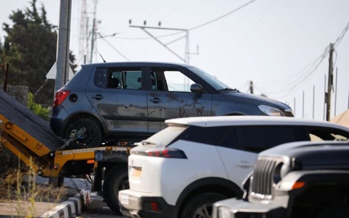 Pandangan umum dari mobil di mana, menurut pernyataan militer Israel dan Radio Angkatan Darat, tiga warga Palestina yang menembaki pasukan Israel dibunuh oleh pasukan Israel, di Nablus, di Tepi Barat yang diduduki Israel 25 Juli 2023. Foto: Reuters/Raneen Sawafta.