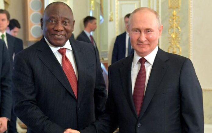 Presiden Rusia Vladimir Putin berjabat tangan dengan Presiden Afrika Selatan Cyril Ramaphosa setelah pertemuan dengan delegasi para pemimpin Afrika untuk membahas usulan mereka untuk pembicaraan damai antara Rusia dan Ukraina, di Saint Petersburg, Rusia 17 Juni 2023. Foto: Yevgeny Biyatov/RIA Novosti via Foto Reuters/File.