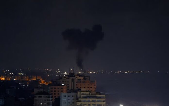 Asap mengepul selama serangan udara Israel di Kota Gaza 5 Juli 2023. Foto: Reuters/Mohammed Salem.