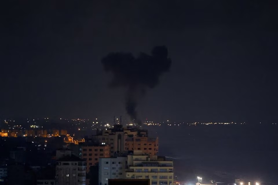 Asap mengepul selama serangan udara Israel di Kota Gaza 5 Juli 2023. Foto: Reuters/Mohammed Salem.