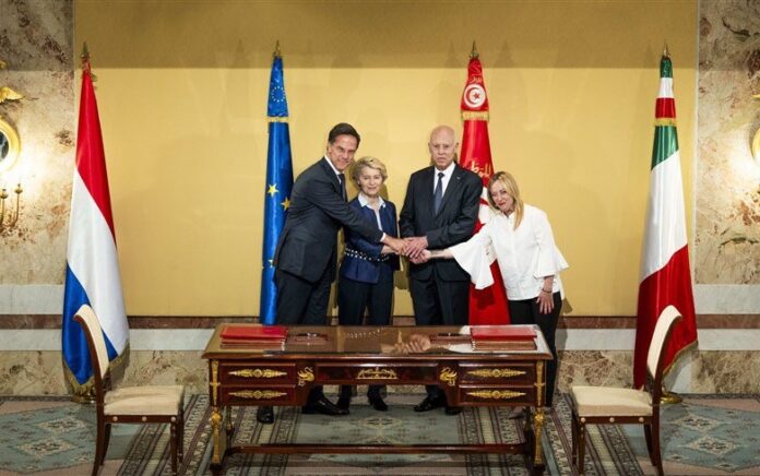 Presiden Tunisia Kais Saied, Perdana Menteri Italia Giorgia Meloni, Presiden Komisi Eropa Ursula von der Leyen, dan Perdana Menteri Belanda Mark Rutte berjabat tangan selama penandatanganan perjanjian "kemitraan strategis" antara Tunisia dan UE, di Tunis, Tunisia 16 Juli 2023 Foto: Twitter Rutte.