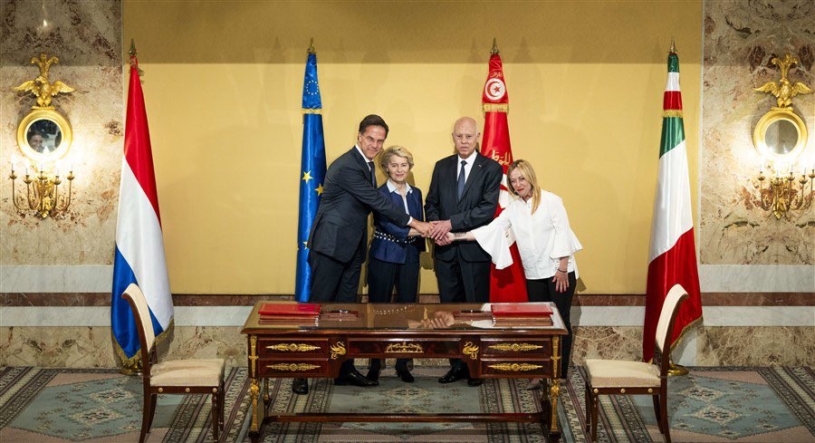 Presiden Tunisia Kais Saied, Perdana Menteri Italia Giorgia Meloni, Presiden Komisi Eropa Ursula von der Leyen, dan Perdana Menteri Belanda Mark Rutte berjabat tangan selama penandatanganan perjanjian "kemitraan strategis" antara Tunisia dan UE, di Tunis, Tunisia 16 Juli 2023 Foto: Twitter Rutte.