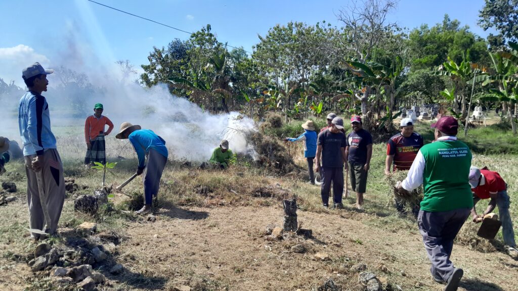 Semangat Kemerdekaan, Warga Batudinding Gotong-royong Bersihkan Pemakaman Karoja