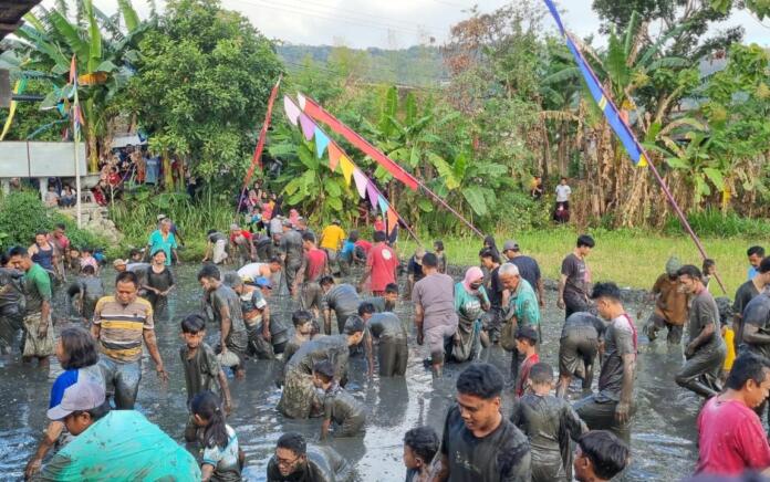 Unik dan Semarak! Kaisar Abu Hanifah Gelar Lomba Menangkap Ikan Lele Dilumpur