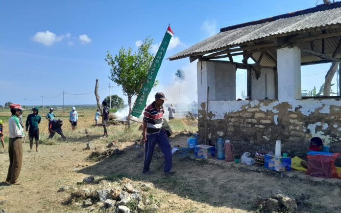 Semangat Kemerdekaan, Warga Batudinding Gotong-royong Bersihkan Pemakaman Karoja