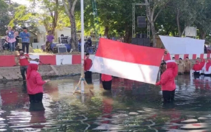 Unik! Warga Sumenep Basah-basahan Gelar Upacara HUT ke-78 RI di Sungai 