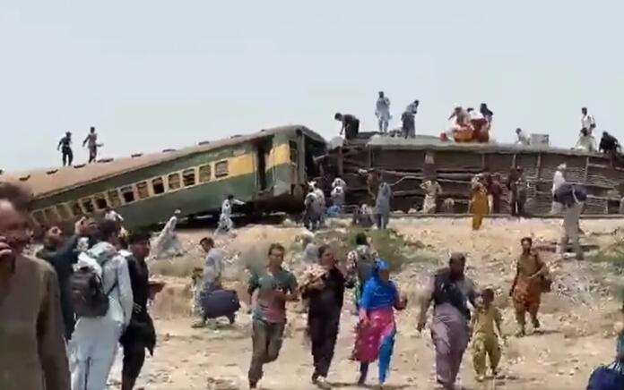 Tragedi Maut: Kereta Api Keluar Rel di Pakistan, 15 Orang Tewas dan Puluhan Luka