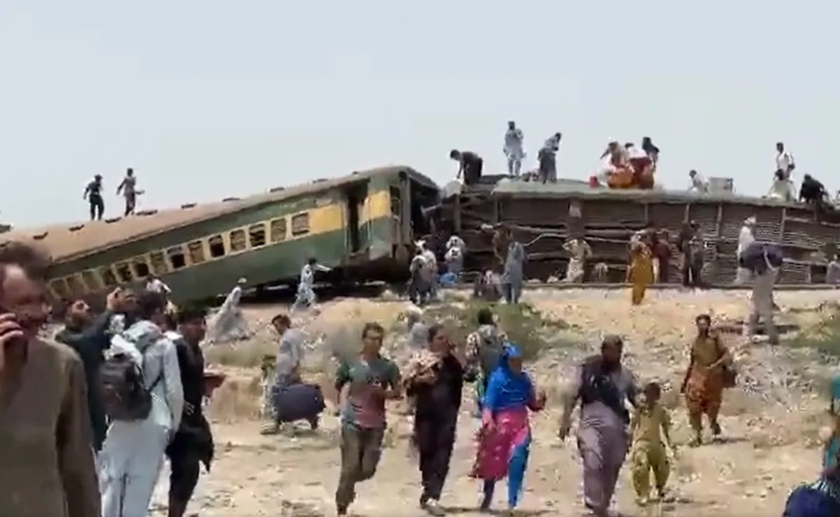 Tragedi Maut: Kereta Api Keluar Rel di Pakistan, 15 Orang Tewas dan Puluhan Luka