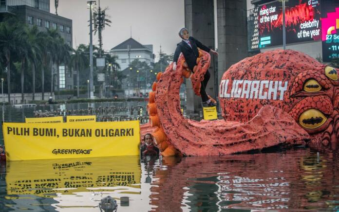 13 Aktivis Greenpeace Ditangkap saat Aksi Pemilu Tanpa Oligarki