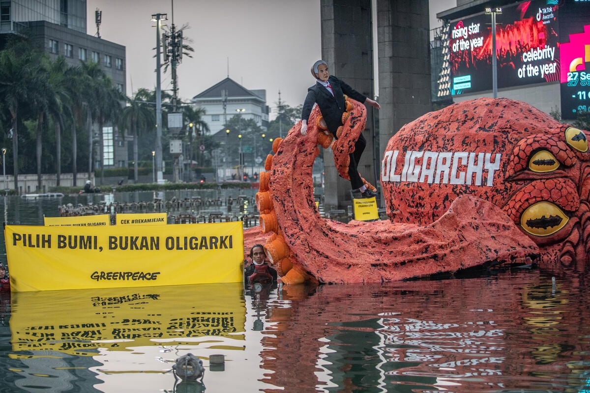 13 Aktivis Greenpeace Ditangkap saat Aksi Pemilu Tanpa Oligarki