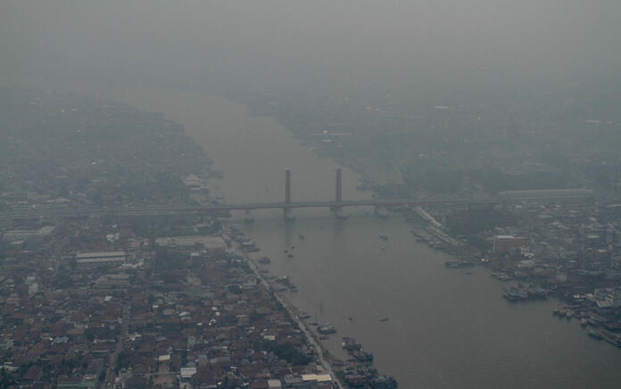 Kabut Asap Karhutla: Siswa Terpaksa Belajar Daring di Jambi dan Palembang