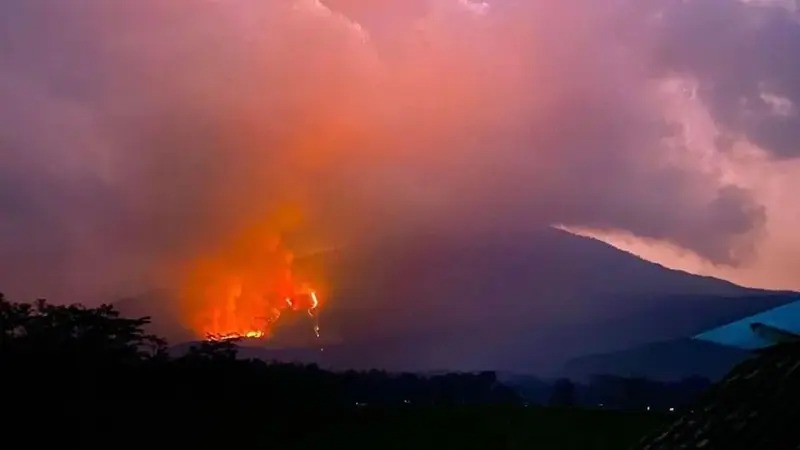 Kebakaran di Gunung Lawu Meluas Hingga 1.100 Hektar