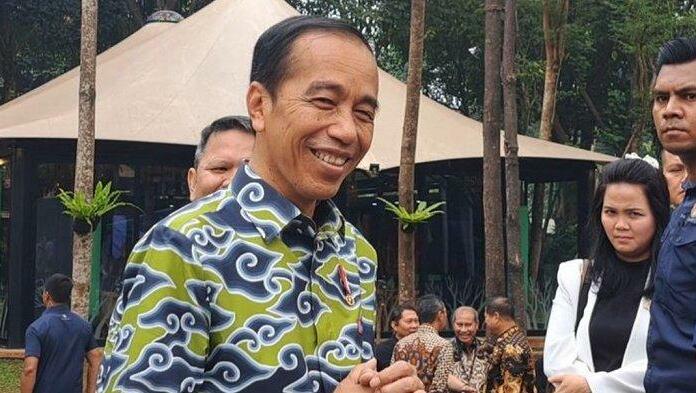 Presiden Jokowi Tersenyum Hadapi Tudingan Dinasti Politik