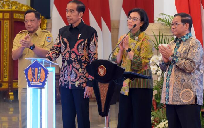 Jokowi dalam Penyerahan Digital Daftar Isian Pelaksanaan Anggaran (DIPA) dan Buku Daftar Alokasi Transfer ke Daerah (TKD) 2024 di Istana Negara, Jakarta Pusat, Rabu (29/11/2023).