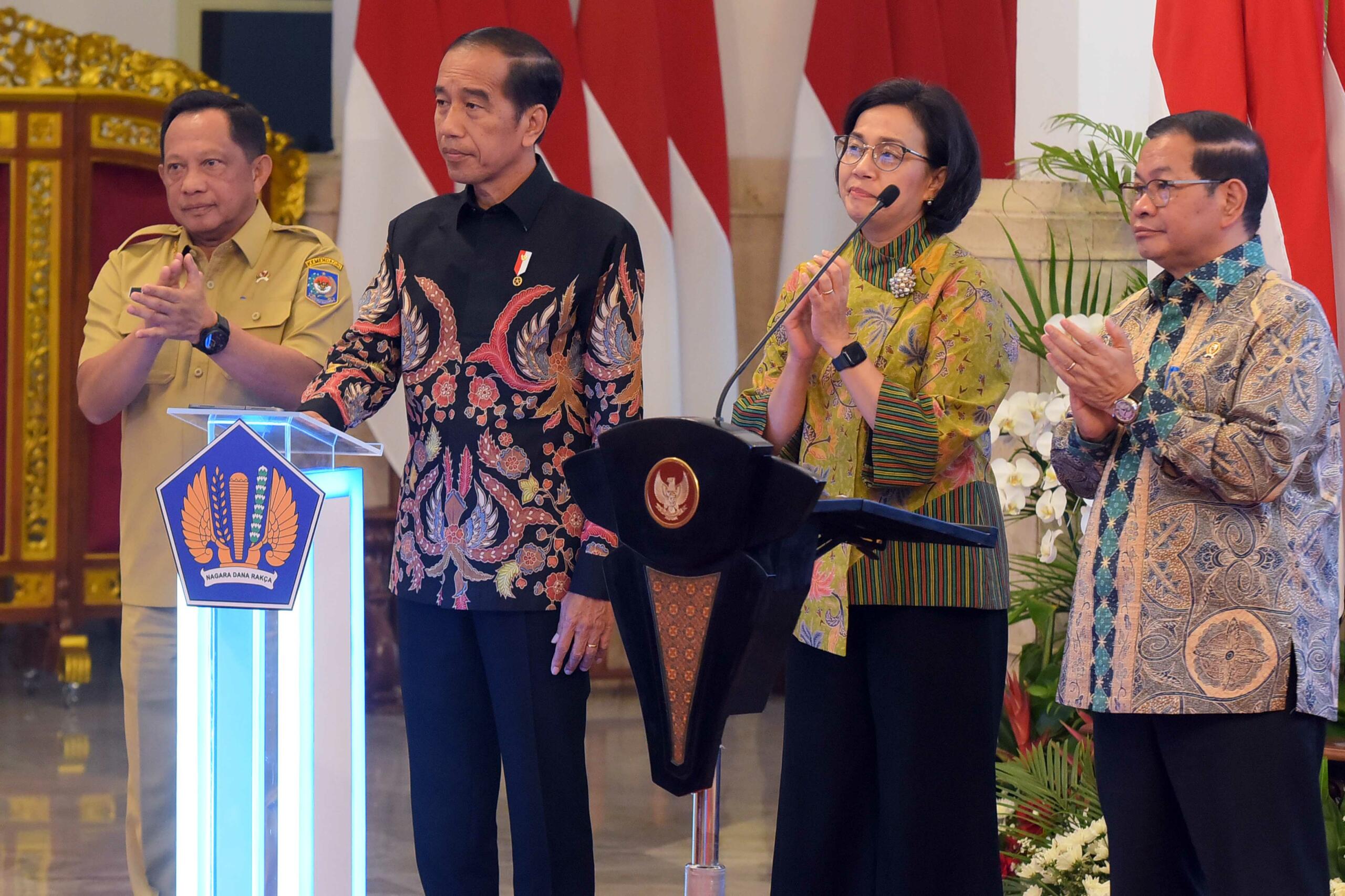 Jokowi dalam Penyerahan Digital Daftar Isian Pelaksanaan Anggaran (DIPA) dan Buku Daftar Alokasi Transfer ke Daerah (TKD) 2024 di Istana Negara, Jakarta Pusat, Rabu (29/11/2023).