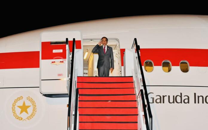 Presiden Jokowi sebelum bertolak menuju Riyadh, Arab Saudi, Jumat (10/11/2023), dari Bandara Juanda, Jatim. (Foto: BPMI Setpres)