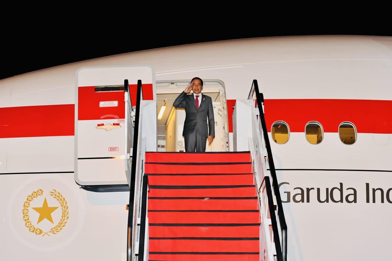 Presiden Jokowi sebelum bertolak menuju Riyadh, Arab Saudi, Jumat (10/11/2023), dari Bandara Juanda, Jatim. (Foto: BPMI Setpres)