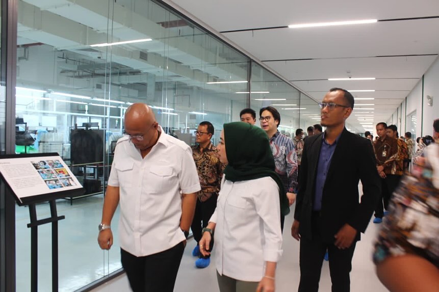 Rartna Juwita Sari saat berkunjung ke industri pembuatan Hp, milik PT. Bright Mobile Telecomunication