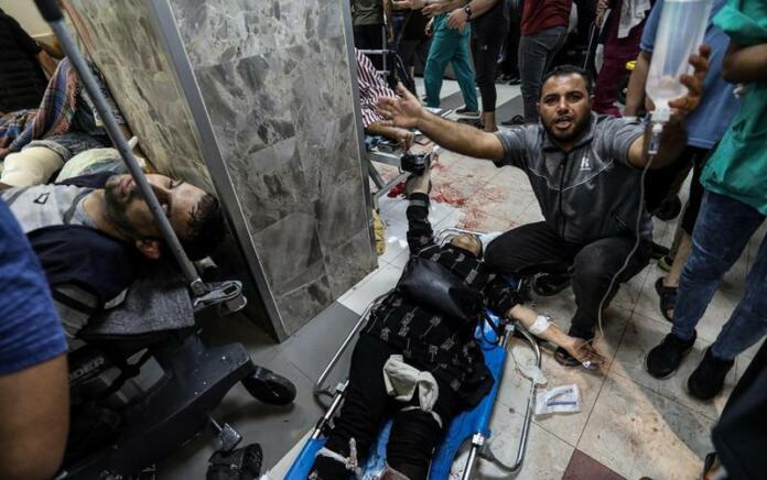 Orang-orang yang terluka akibat serangan israel dirawat di Kompleks Medis Al Shifa di Gaza City pada 3 November 2023. (Xinhua)