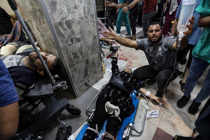 Orang-orang yang terluka akibat serangan israel dirawat di Kompleks Medis Al Shifa di Gaza City pada 3 November 2023. (Xinhua)