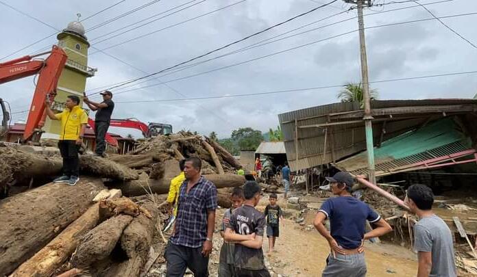 Banjir bandang di Kabupaten Aceh Tenggara, Provinsi Aceh, pada Senin malam (13/11) merusak sejumlah infrastruktur dan menyebabkan seorang balita tewas. (Foto: BPBD Kabupaten Aceh Tenggara)